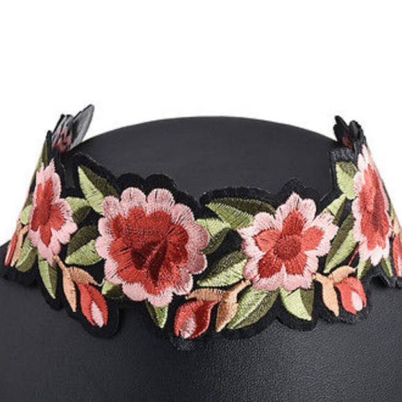 {COLETTE} chic floral embroidered choker necklace - Picture 2 of 5